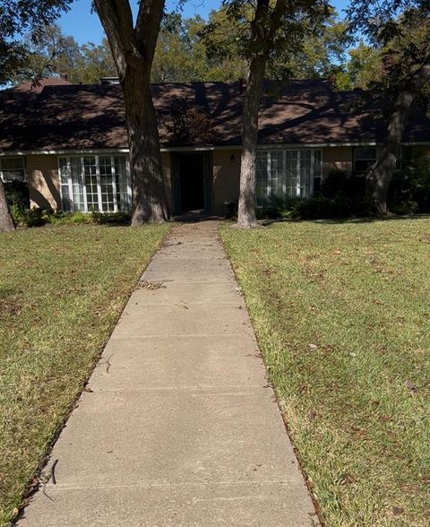 Photo of 823 Brook Valley Lane, Dallas, TX 75232 (MLS # 21112338)