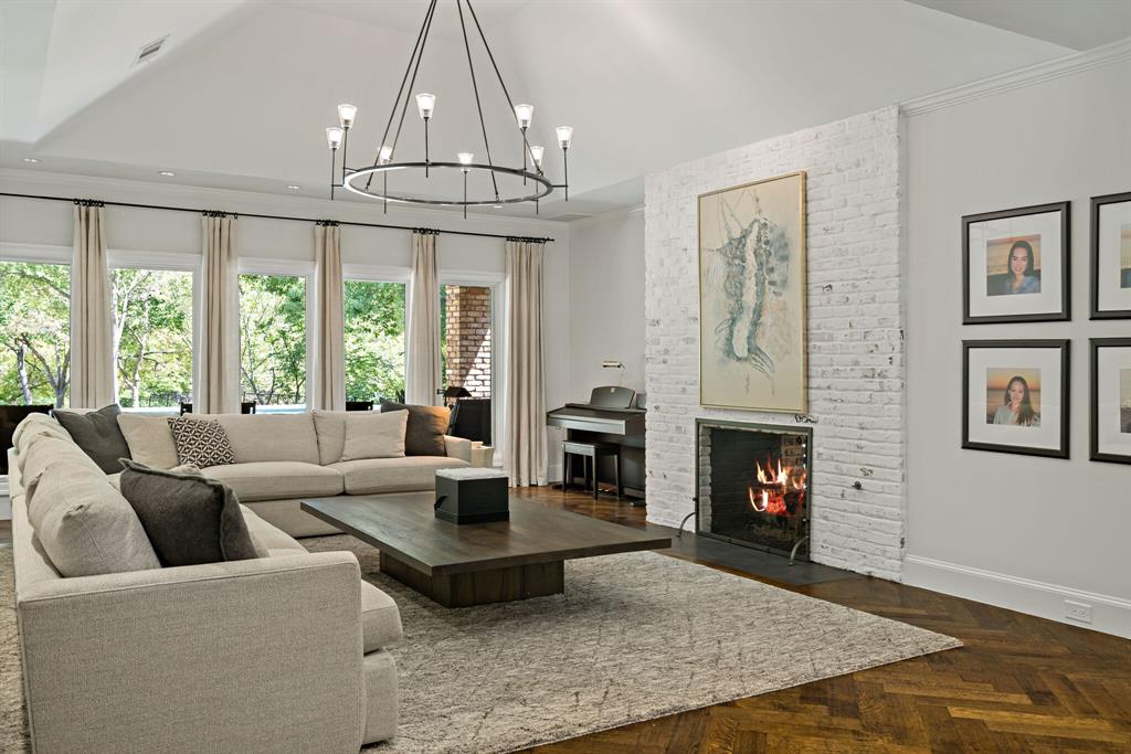 2712 W Prairie Creek Drive