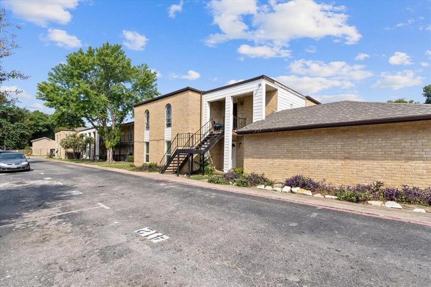 Spacious 1 Bedroom, 1 Bath Apartment Awash with Natural Light!
This apartment features generous rooms and a modern kitchen, providing an abundance of space and sunlight. Enjoy the convenience of a dedicated laundry room
Assigned parking is conveniently located just outside your door.
Less than 2 miles from Clearfork
Only 2.5 miles to TCU
Just 6 miles from downtown
Situated near Ridglea Country Club and Trinity Trails, this location is truly unbeatable! The HOA covers water, gas, trash, and exterior maintenance, making this apartment a low-maintenance choice. Don’t miss out—schedule your showing today!