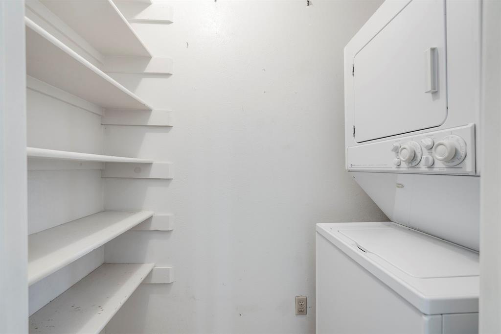 Glen Oaks Twnhms Condo - Residential