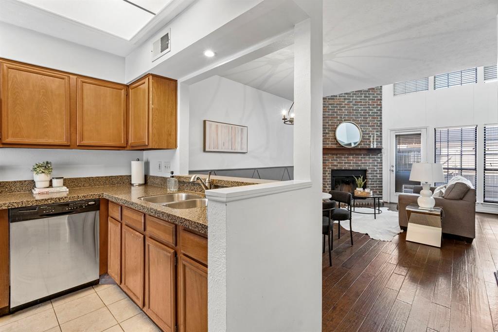 Glen Oaks Twnhms Condo - Residential