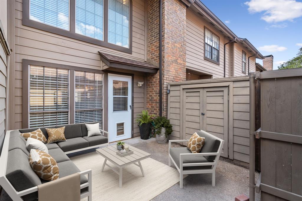 Glen Oaks Twnhms Condo - Residential