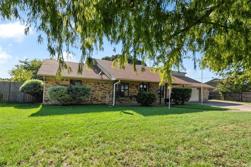 REDUCED TO $539,900.00!!!!!! Sellers are motivated and ready to make concessions for updates! Contact me for more details or to see this beauty!!

Very nice and roomy ranch style home on a half acre fenced lot. This brick home was built in 1984, but Sellers have added a mother-in-law suite and taken very good care of this home.  With 3088 square foot of living space, this home is perfect for growing families.  Top features of this home are custom granite counter tops that are taller than average, GE double door refrigerator, built in Samsung stove, built in Whirlpool dishwasher, built in bar with sink, and very nice breakfast bar.  The primary bedroom features a built in desk area and a jetted tub for relaxing after a hard day's work.  The formal dining area comes with built in cabinets.  The 3rd bedroom could also be used as a Mud Room as it has tile floors and connects directly to the garage. This home has many wonderful features and is a MUST SEE!!!!  This home also has 2 AC units, and 1 of the units is brand new! This home is located 4 minutes away from Gun Barrel City and the Cedar Creek Lake area, close enough to town to be convenient and far enough away for peace and quiet.