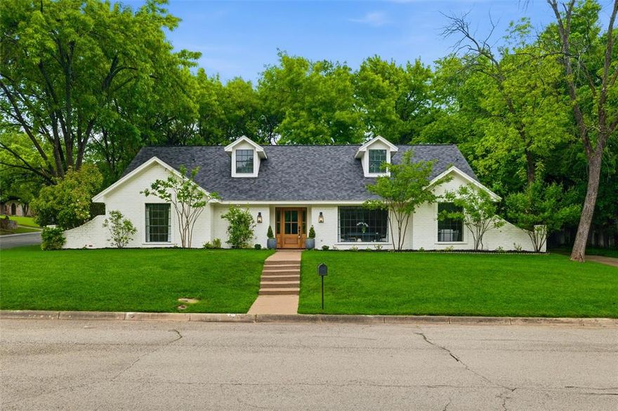 Welcome to this beautifully renovated custom home on a spacious corner lot in the highly sought-after Ridglea Country Club Estates. Blending timeless character with extensive recent updates, this 5-bedroom, 3-bathroom home offers an ideal balance of style and comfort. Inside, a bright open-concept layout is filled with natural light and framed by private green views. The thoughtfully designed floor plan includes a downstairs primary suite featuring a spa-inspired bathroom with an oversized walk-in shower and soaking tub. Extensively updated in 2026, the home features all-new engineered hardwood flooring and fully renovated bathrooms, along with updated cabinetry, quartz countertops, lighting, plumbing fixtures, and appliances throughout. The recent restoration offers the feel of a like-new interior while preserving the charm of this established, tree-lined neighborhood.
A rare opportunity to own a move-in-ready home with modern finishes in one of Fort Worth’s most desirable communities.