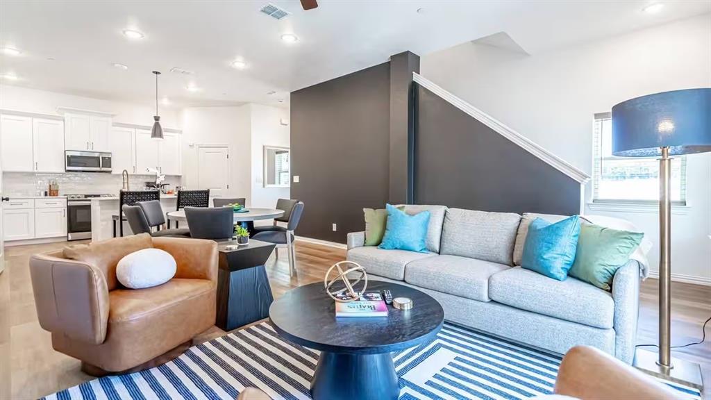 1215 E Beaconsfield Lane 706