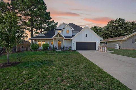 Photo of 402 Kiowa Drive W, Gainesville, TX 76240 (MLS # 21157090)