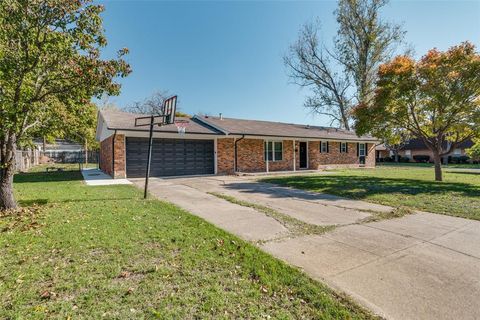 A home in Benbrook