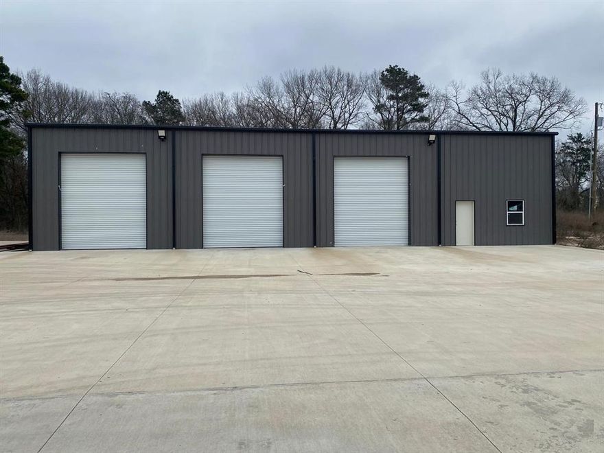 SEVERAL BUILDINGS READY TO LEASE! COME SEE THIS 80'x50' METAL BUILDING, IT IS GRAY WITH BLACK TRIM, NEW CONSTRUCION! CONVENIENTLY LOCATED NEAR THE LOOP BUT OUTSIDE OF THE CITY LIMITS! IT HAS 3 GRADE LEVEL BAY DOORS 12' x 14'

Se habla español!