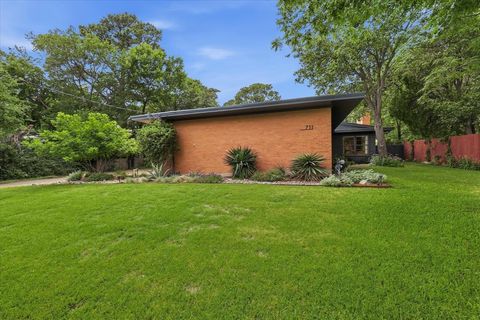 Photo of 711 Ector Street, Denton, TX 76201 (MLS # 21272527)