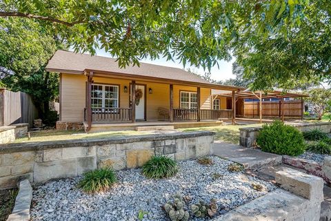 Photo of 203 E 7th Street, Weatherford, TX 76086 (MLS # 21193834)