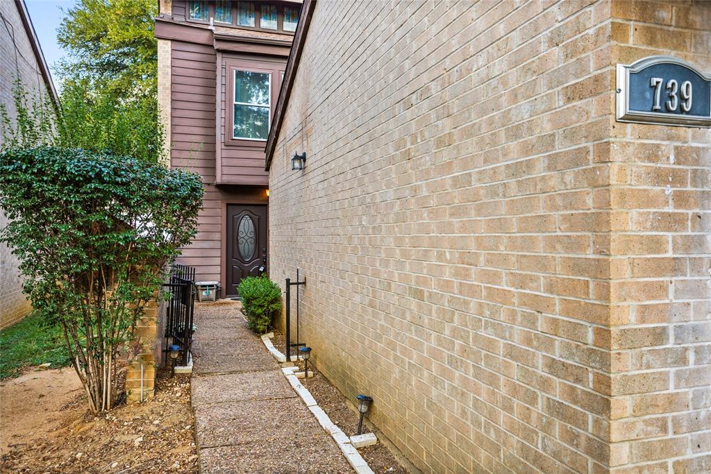 739 Oakwood Trail