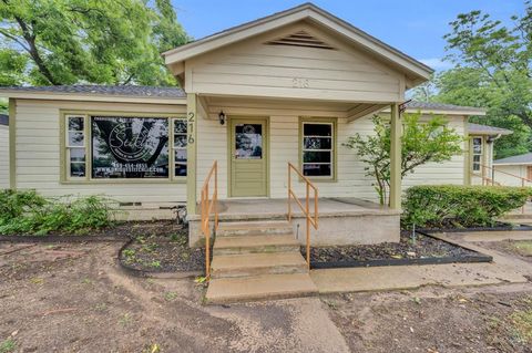 Photo of 216 W Belt Line Road, Cedar Hill, TX 75104 (MLS # 21225239)