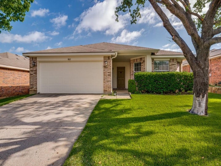 Photo 1 of 25 — 8821 CHISHOLM Trail, Cross Roads, TX 76227