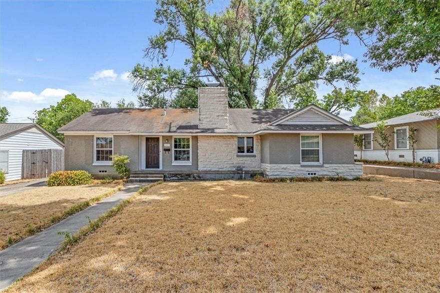 LOVELY HOME ON WONDERFUL STREET IN WACO. GREAT FAMILY HOME AND BIG ENOUGH FOR ALL THOSE FAMILY GATHERINGS AND ENTERTAINING.SPACIOUS KITCHEN AND LARGE ROOMS THROUGHOUT. ORIGINAL WOOD FLOORS. WOOD BURNING FIREPLACE. SOME NEWER WINDOWS. VERY CONVENIENT LOCATION. CLOSE TO SCHOOLS, SHOPPING AND RESTAURANTS. NICE SIZE YARD AND OVERSIZED PATIO FOR THOSE BBQ'S. DETACHED GARAGE WITH ELECTRIC AND CARPORT.