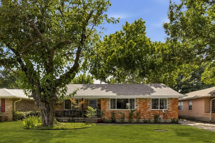 Photo 1 of 25 — 9639 Leaside Drive, Dallas, TX 75238