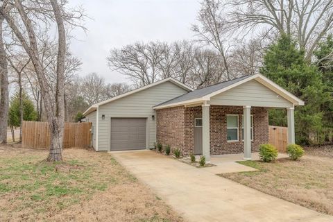 A home in Mabank