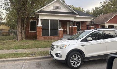 Photo of 4610 Baldwin Street, Dallas, TX 75210 (MLS # 21102056)