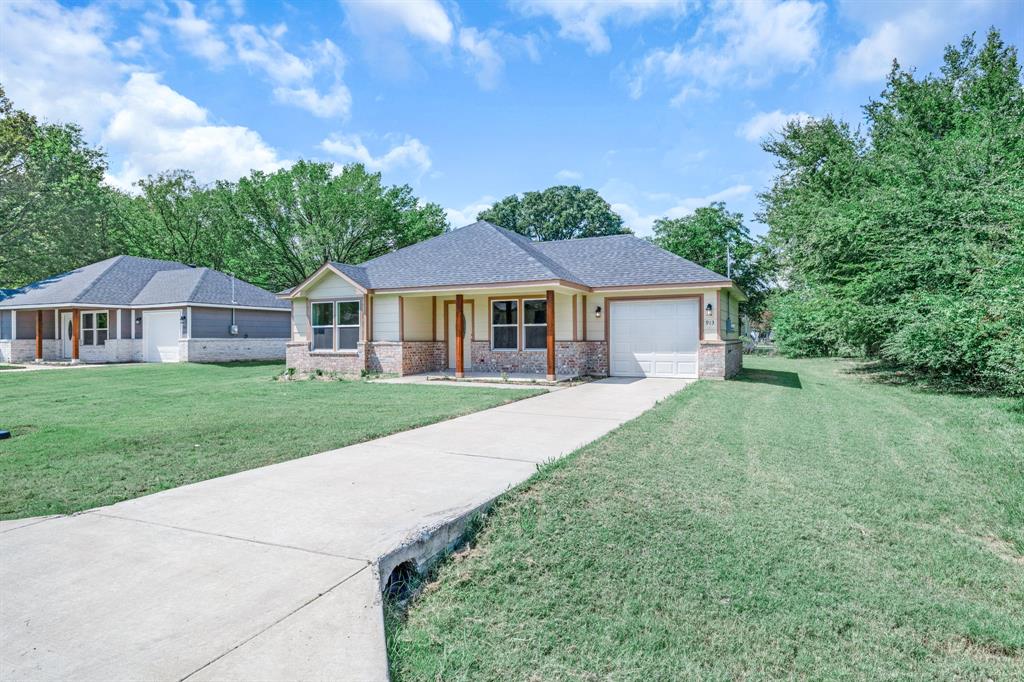 913 Red Oak Drive