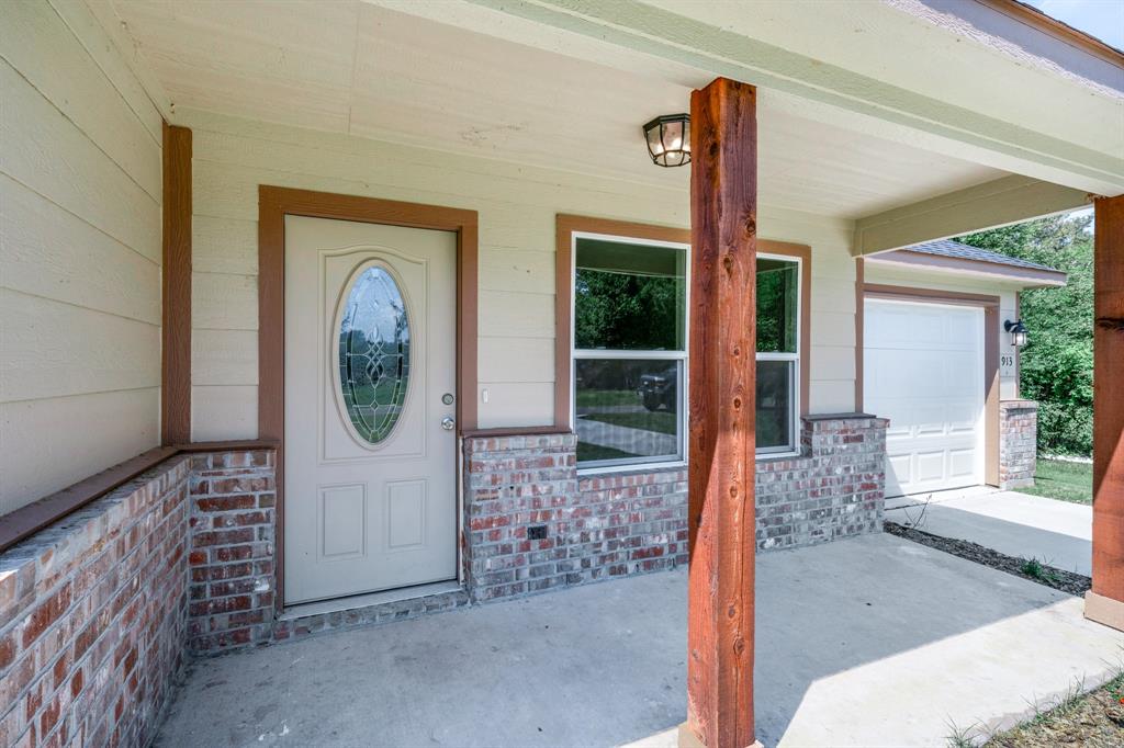 913 Red Oak Drive