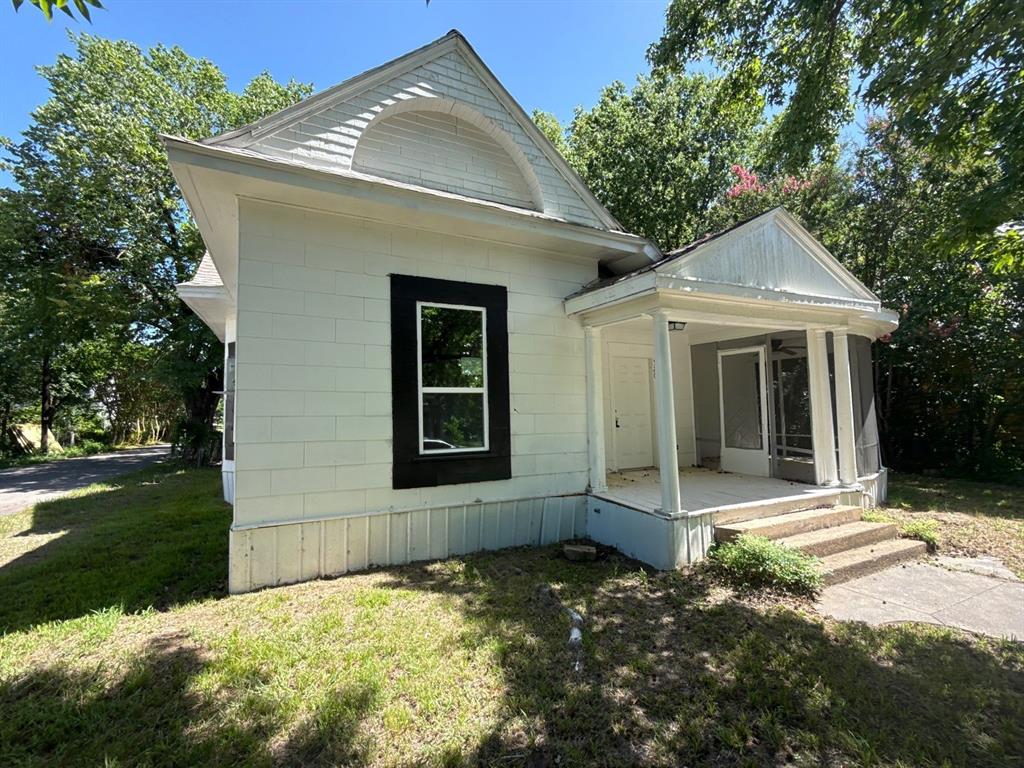 320 W 6th Street