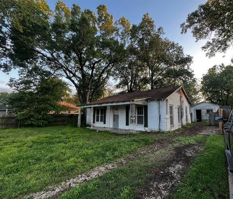406 E Cobb Street Groesbeck TX 76642
