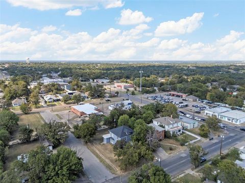 Photo of 1825 Lyle Avenue, Waco, TX 76708 (MLS # 21120868)