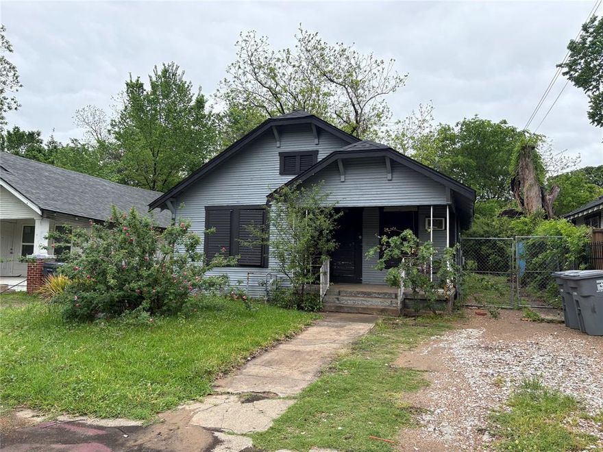 Investor Special – Cash Only Opportunity! AS IS SALE!

Located in West Dallas, this property presents a prime opportunity for savvy investors looking to add value and maximize returns. Situated in a rapidly developing area of Dallas, this property is ideal for a fix-and-flip, rental portfolio addition, or redevelopment project.

The home offers solid potential with the right vision and renovations. With continued growth and revitalization happening throughout the surrounding neighborhood, this is your chance to secure an affordable entry point into a high-demand market.

Buyer to verify all information.