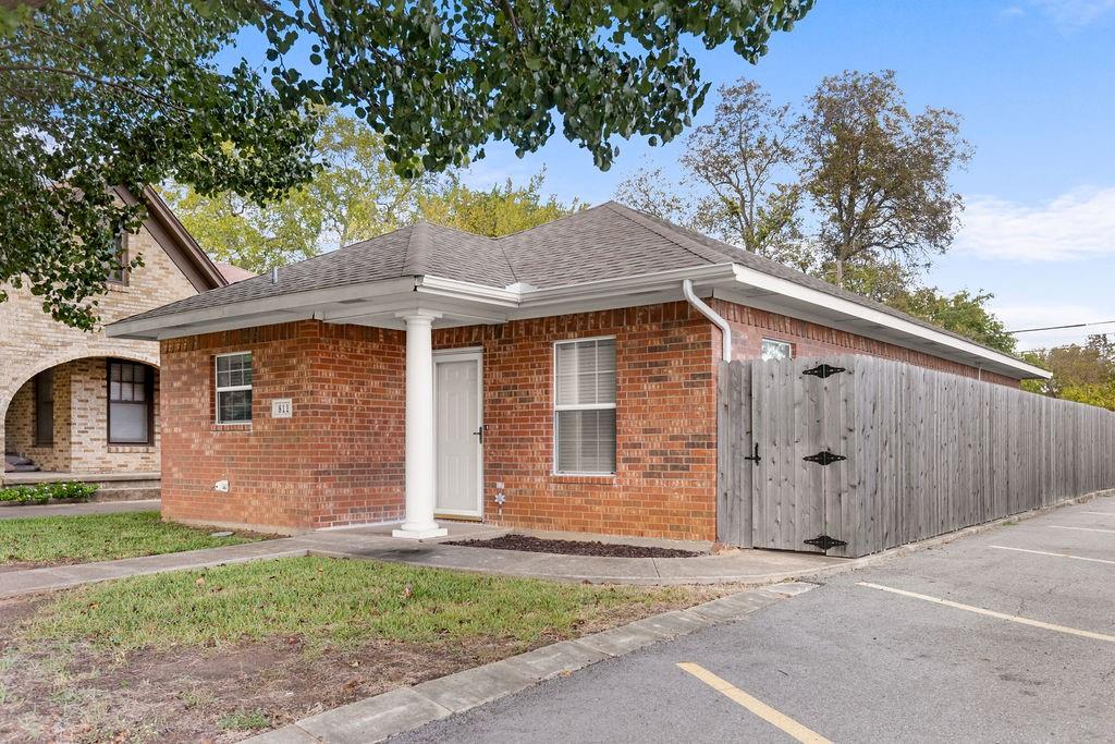 811 W Woodard Street