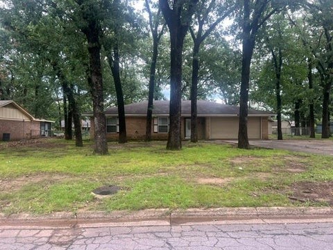 Photo of 135 46th Street SW, Paris, TX 75460 (MLS # 21311218)