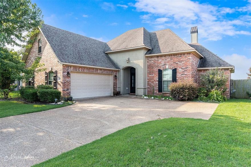 Really great lease property located in the gated community The Colony. Tons of space with four bedrooms and 3 bathrooms. Kitchen is eat in and open to the living. Fourth bedroom and 3rd bathroom are upstairs for a private suite. Community is just off Benton Road and is convenient to shopping off Airline Drive and close to I-220.