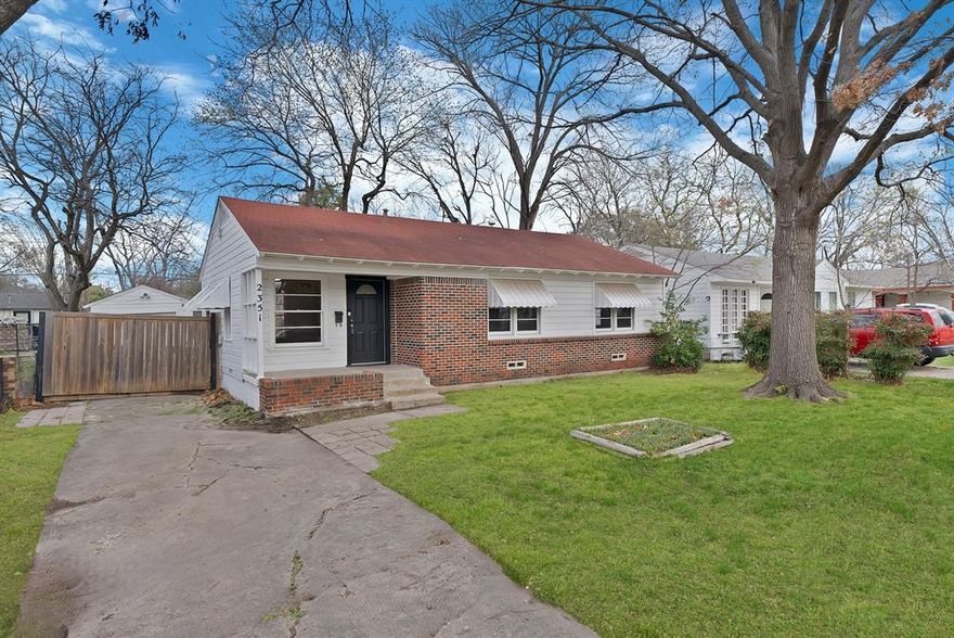 Charming single-story home full of character and warmth! This inviting property features beautiful hardwood floors and a bright, spacious living area with large windows that fill the home with natural light. The updated kitchen offers modern cabinetry, stainless steel appliances, and a stylish backsplash, blending classic charm with everyday functionality. The vintage tile bathroom adds a touch of nostalgic character that makes this home truly unique. Enjoy the welcoming covered front porch, perfect for relaxing and enjoying the neighborhood. With a comfortable layout and convenient location near major highways, shopping, and dining, this home is a great opportunity as a starter home or a smart investment property.
Interior pictures will be posted By Monday March 9th.