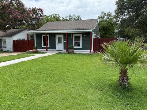 Photo of 2724 Gurley Avenue, Waco, TX 76711 (MLS # 21251522)