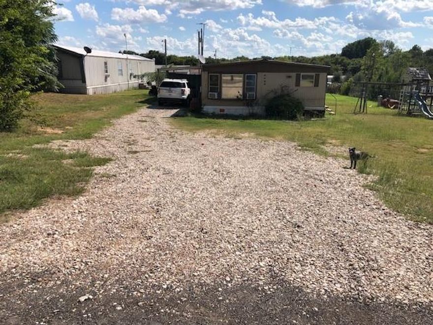 Located just outside the city limits, this property is perfect for retirement or family living. Enjoy strolling through historic Downtown Granbury, boating on beautiful Lake, watching a movie under the stars at the drive-in theater, and easy access to nearby towns for shopping, dining, and Entertaiment. Granbury has excellent schools, modern hospitals, private golf courses, and so much more. This 3-bedroom, 2-bath mobile home measures approximately 29x49 and is in need of updates, making it an ideal opportunity to customize to your taste. The land features four septic tanks, and a survey is available.
Don’t miss your chance to own this property at land value and make it your own today!