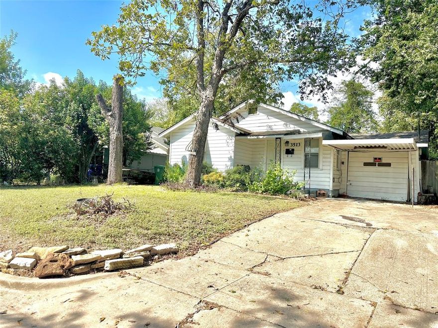 Great investment opportunity in South Waco near all major shopping, hospitals, restaurants and so much more. This is a 1 bedroom 1 bathroom home with living area, laundry room and fenced yard.