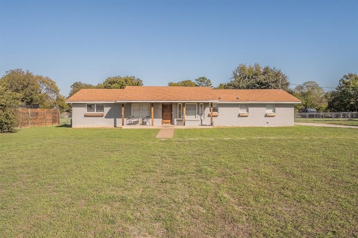 Photo 1 of 39 — 729 Silver Creek Azle Road, Azle, TX 76020