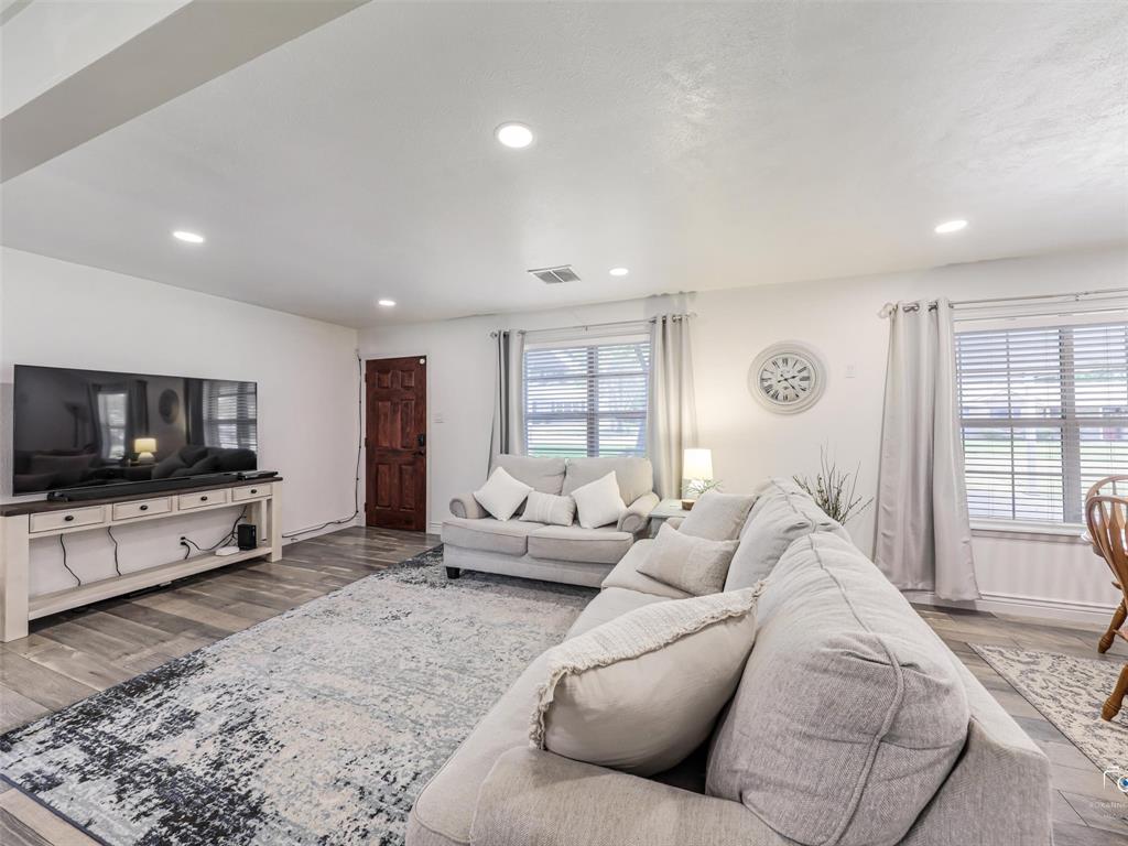 114 N Imperial Drive