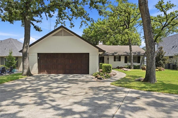 1011 KIOWA DR W, GAINESVILLE, TX 76240 - Image 2406874d43e7c23eaf9db0e2cfc0d8d7/1996670093
