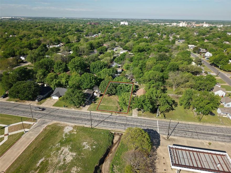 Residential lot in East Sherman available, sitting between two other residential properties. Located near the new Crutchfield Elementary, Hawn park and The Sherman Municipal Airport.