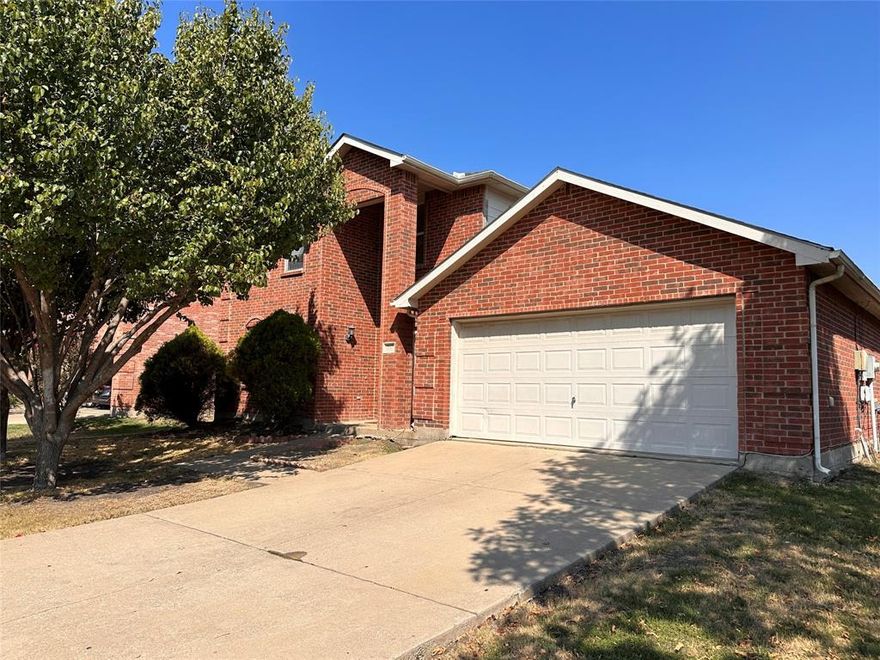 Spacious 5 Bedroom home with 4 full baths.  Open floorplan features ceramic tile, spacious bedrooms, large kitchen, 2 downstairs bedrooms, spacious walk in closets, and a large game room upstairs.  Convenient to highways and close to shopping, restaurants, and entertainment.  Close to Desirable schools.