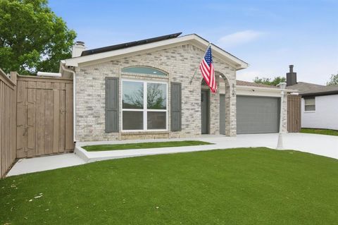Photo of 8105 Spruce Valley Drive, Fort Worth, TX 76137 (MLS # 21238888)
