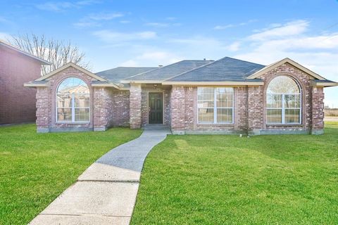 Photo of 2620 Buck Drive, Mesquite, TX 75181 (MLS # 21245309)