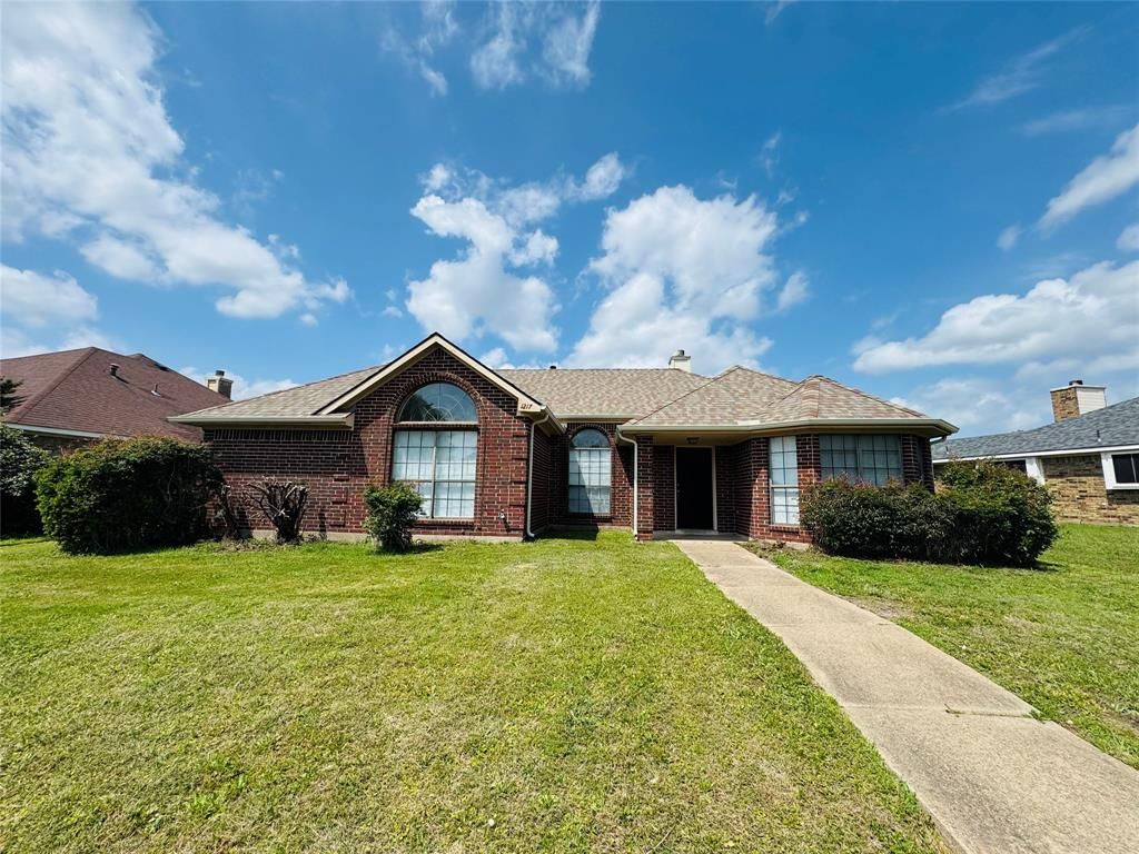Photo of 1217 Buckeye Drive, Mesquite, TX 75181 (MLS # 21188154)