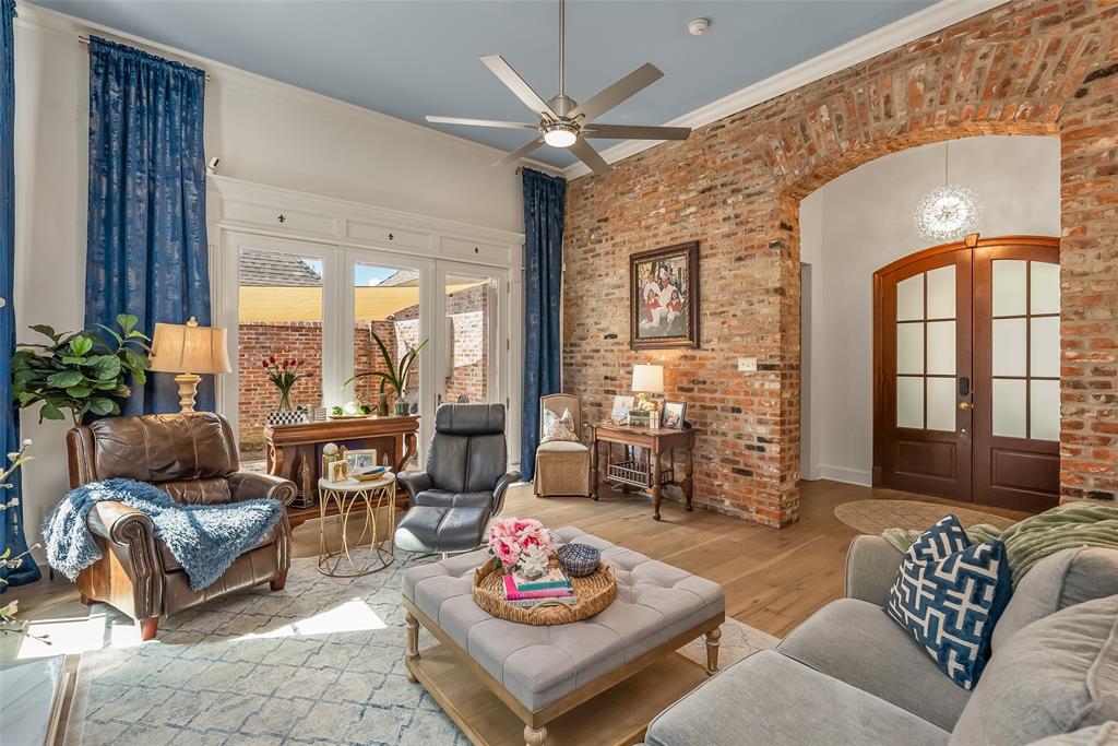 120 Carondelet Court