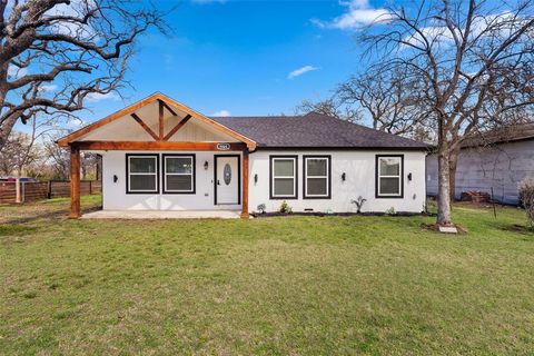 Photo of 1024 Greenlee Street, Denton, TX 76201 (MLS # 21211478)