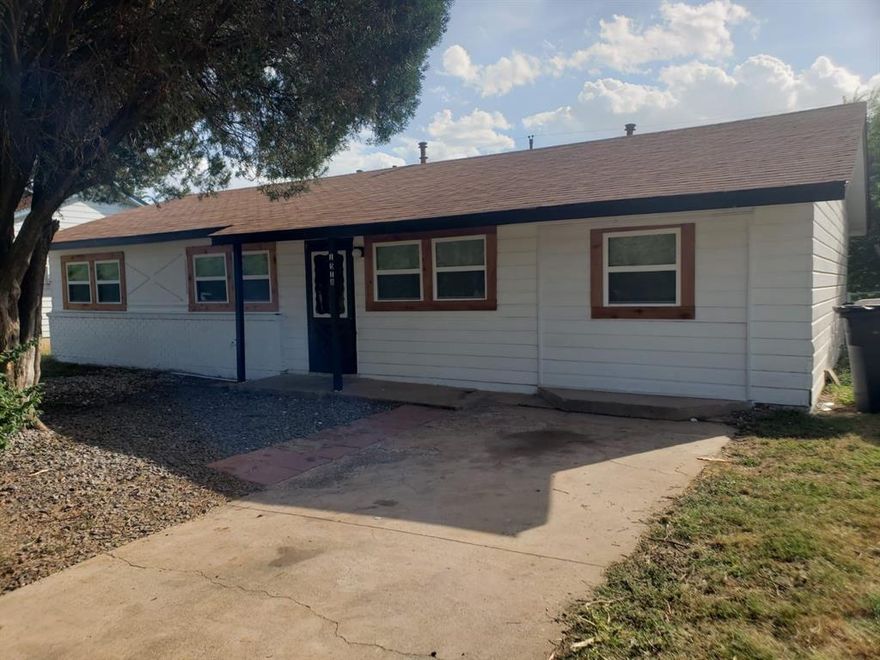 Charming 3 bedrooms and 1 bathroom. Perfect home for a first time home buyer or your next Cash flow property! Enclosed garage adds room for an extra living area or gameroom. Just right enfront of Lynwood East Park and easy acces to the main Hwy.  Stove is not included. Large patio perfect to entretain. Buyers agent to verify room sizes and all the information provided.