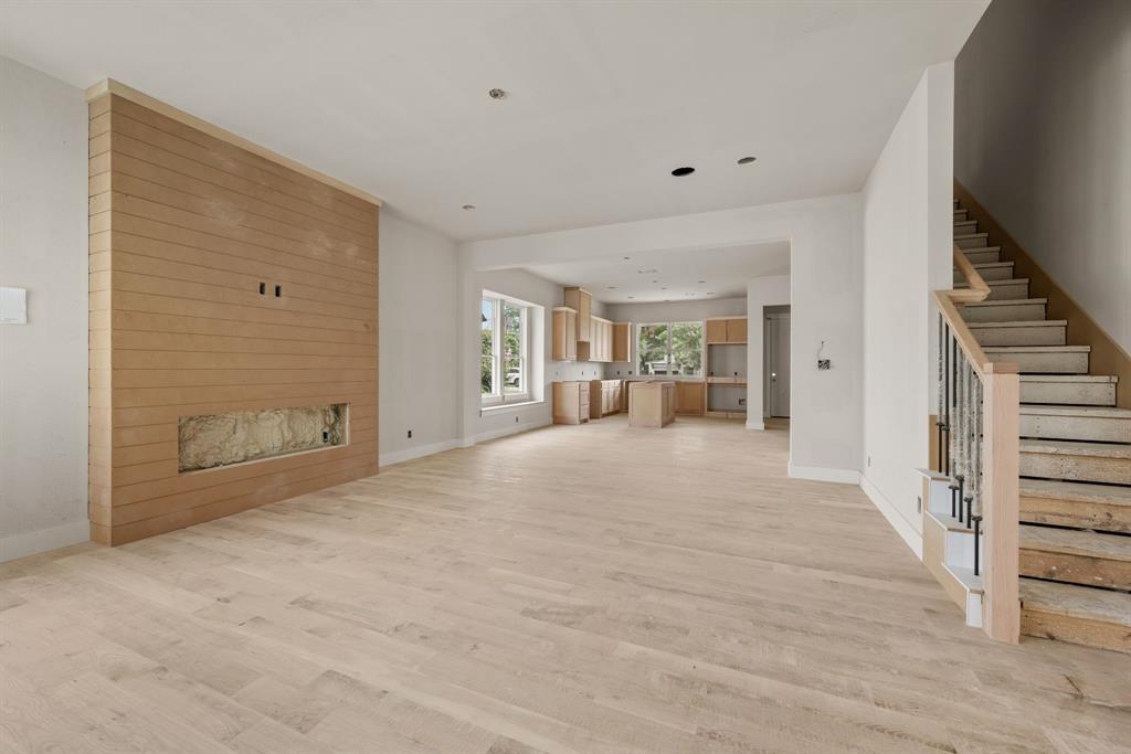 207 W 7th Street