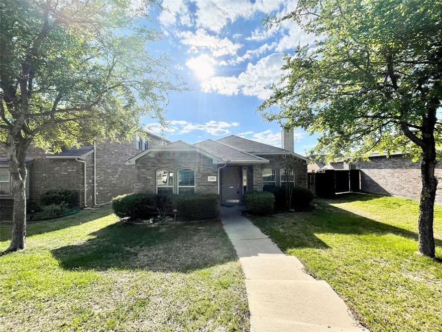 Gem that is ready for move in; great community, desirable Prosper ISD! Laminate wood floors, vaulted ceilings, planter shelves, arched doorways & rounded corners. Kitchen features GRANITE countertops, and breakfast bar. Open living areas. Master has room for king bed. Second bedroom has a custom built-in murphy bed. Garage with opener& sprinkler system Waterside is the perfect place for families to relax, live and play.