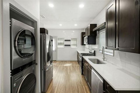 Tiny photo for 2452 W Brooklyn Avenue, Dallas, TX 75211 (MLS # 21210336)