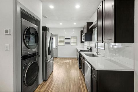 Tiny photo for 2452 W Brooklyn Avenue, Dallas, TX 75211 (MLS # 21210336)