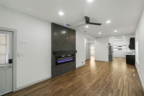 Tiny photo for 2452 W Brooklyn Avenue, Dallas, TX 75211 (MLS # 21210336)